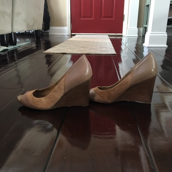 Banana Republic Sz 7 Peep Toe Wedges - Picture 3 of 8